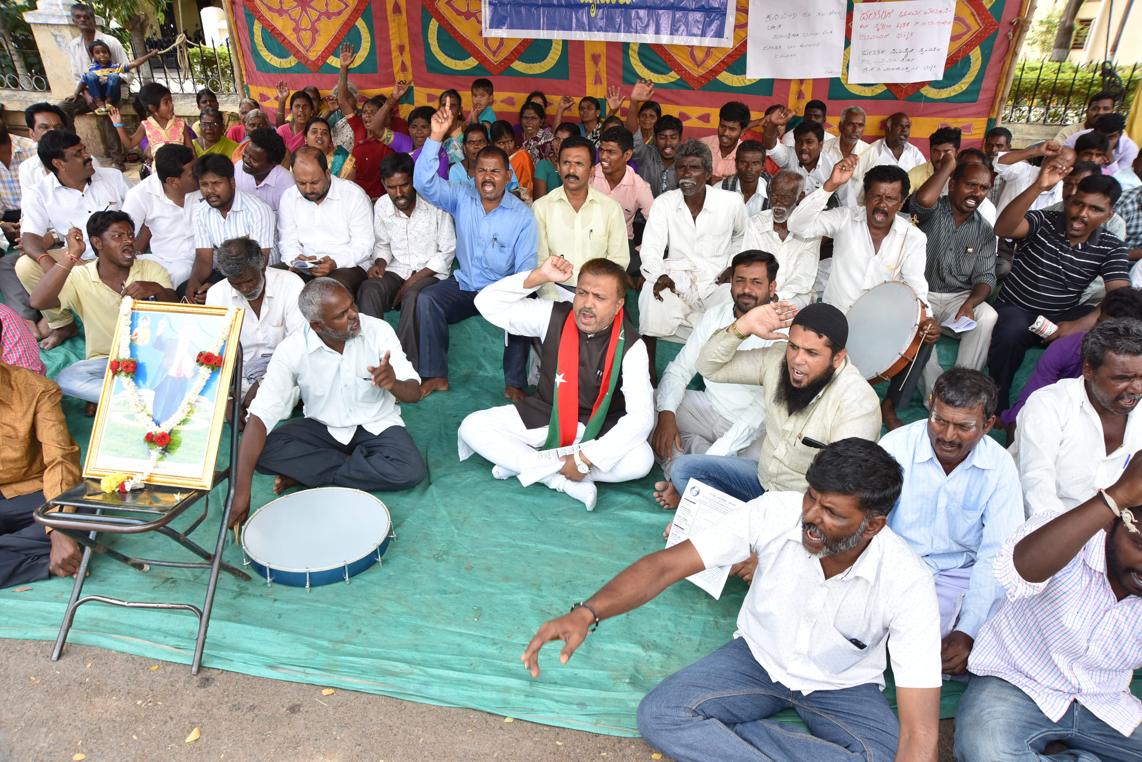 ಮೈಸೂರು: ದಲಿತರಿಗೆ ಸೇರಿದ ಜಮೀನನ್ನು ನೀಡುವಂತೆ ಆಗ್ರಹಿಸಿ ದಸಂಸ ಪ್ರತಿಭಟನೆ